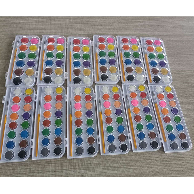 Gâteaux de peinture aquarelle aux couleurs riches et non toxiques chargés en Indonésie